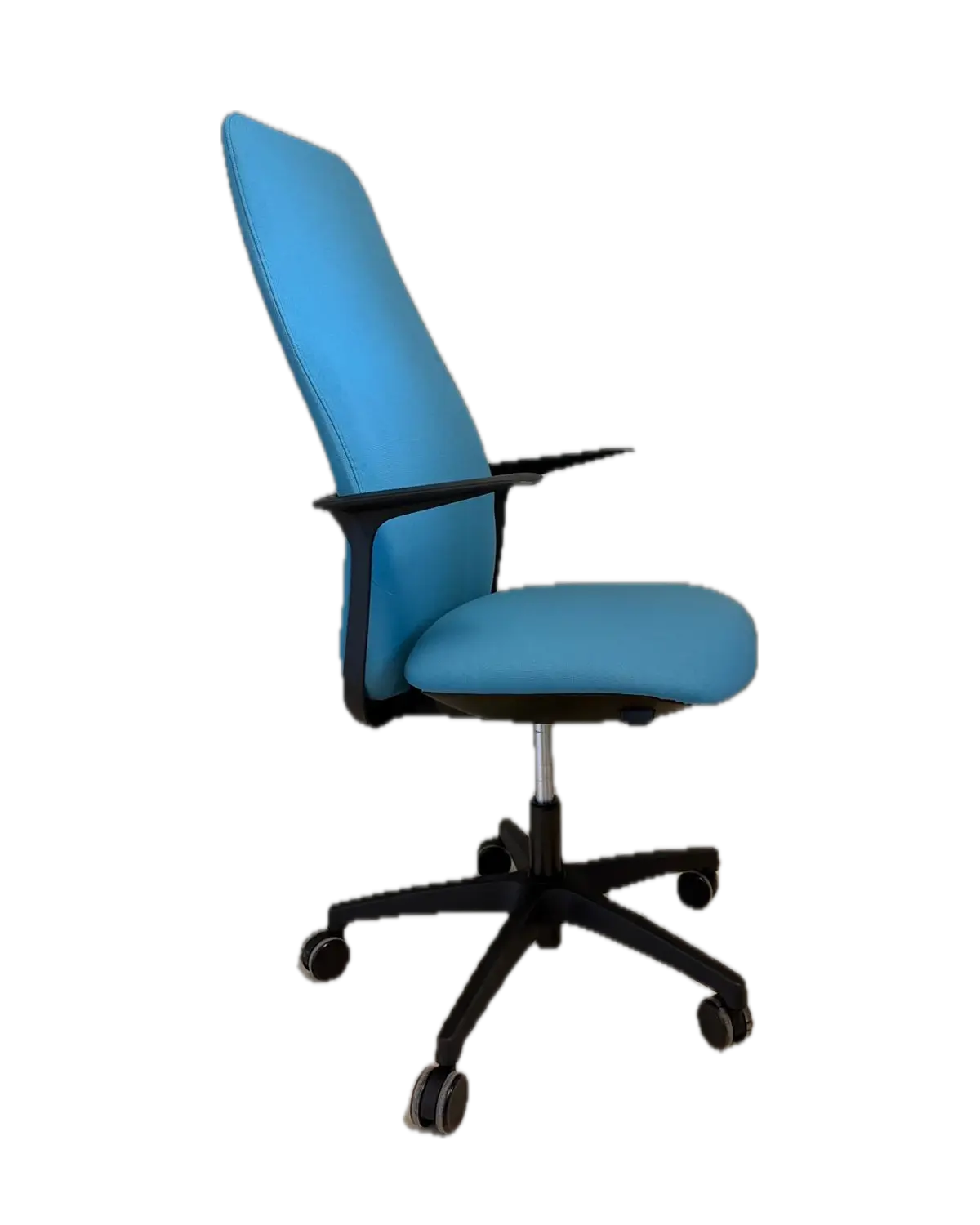 La stessa sedia in tessuto azzurro, vista laterale