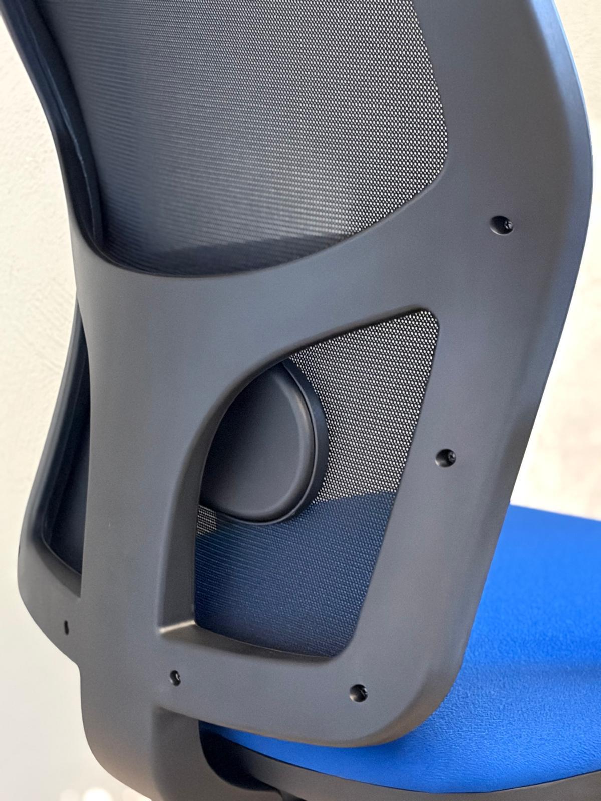 Rear of the backrest, with black shell, mesh and lumbar support